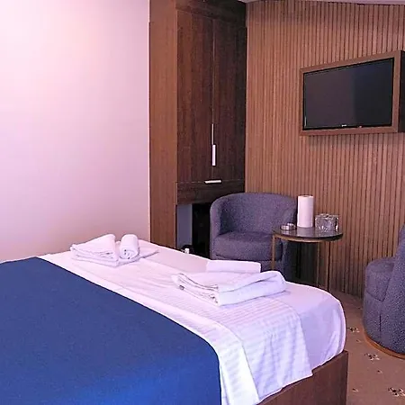 Airport Waves Hotel